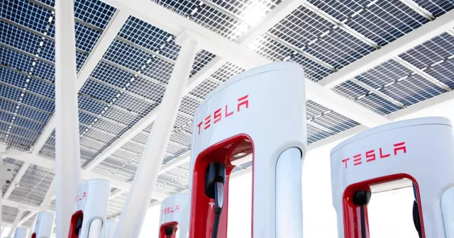 Tesla introduce una 'tariffa di congestione' per le stazioni Supercharger