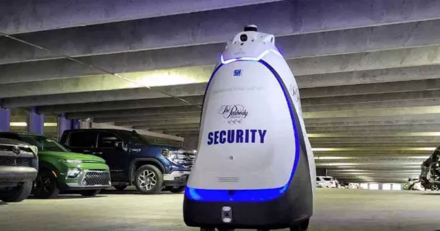 Un robot di sicurezza da 420 libbre arriva in un aeroporto del Texas