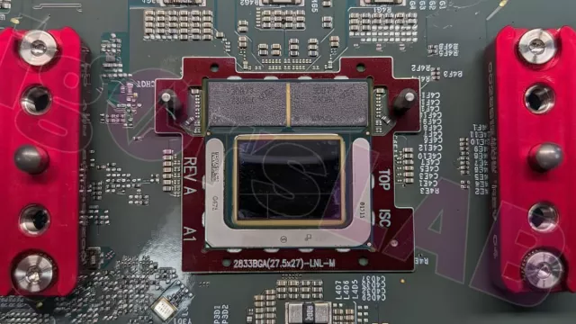 Il processore mobile Lunar Lake MX di Intel fotografato, con memoria LPDDR5X integrata
