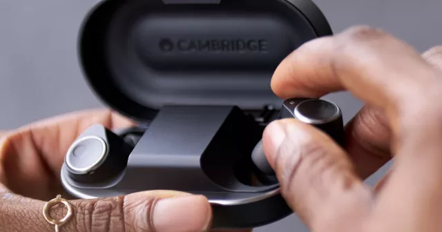 Il concorrente di Cambridge Audio agli AirPods Pro offre audio lossless e una batteria enorme