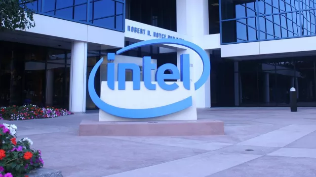 La divisione di fonderia di Intel perde 7 miliardi di dollari nel 2023, l'azienda affida il 30% della produzione a TSMC e ad altri