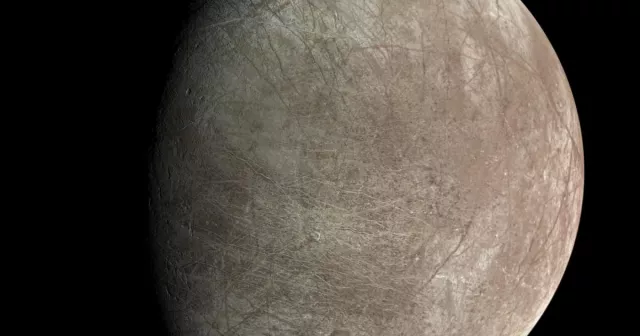 Sorprendenti immagini della luna Europa di Giove mostrano che ha un guscio ghiacciato galleggiante
