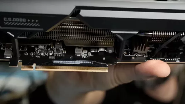 Il nuovo motherboard di Gigabyte supporta massicce GPU da 128 libbre