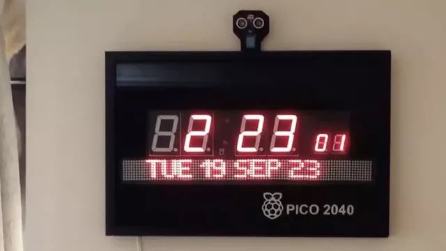 Due Raspberry Pi Pico alimentano questo elegante doppio orologio con una matrice LED