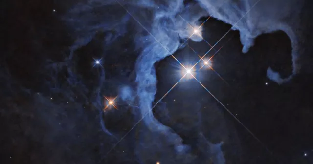 Hubble cattura una giovane stella pulsante in un sistema stellare triplo