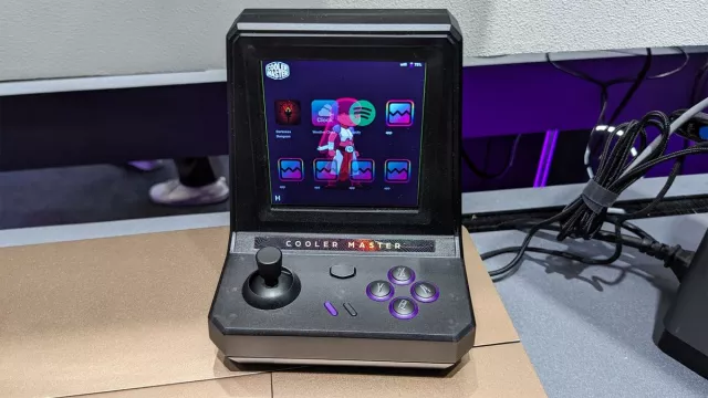 Cooler Master presenta una mini macchina arcade programmabile che si adatta al tuo desktop